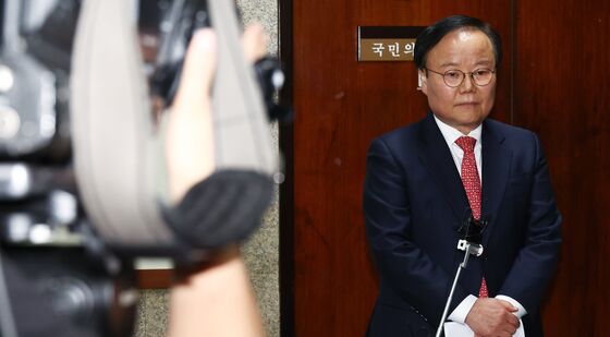 굳은 표정의 김재원 비서실장
