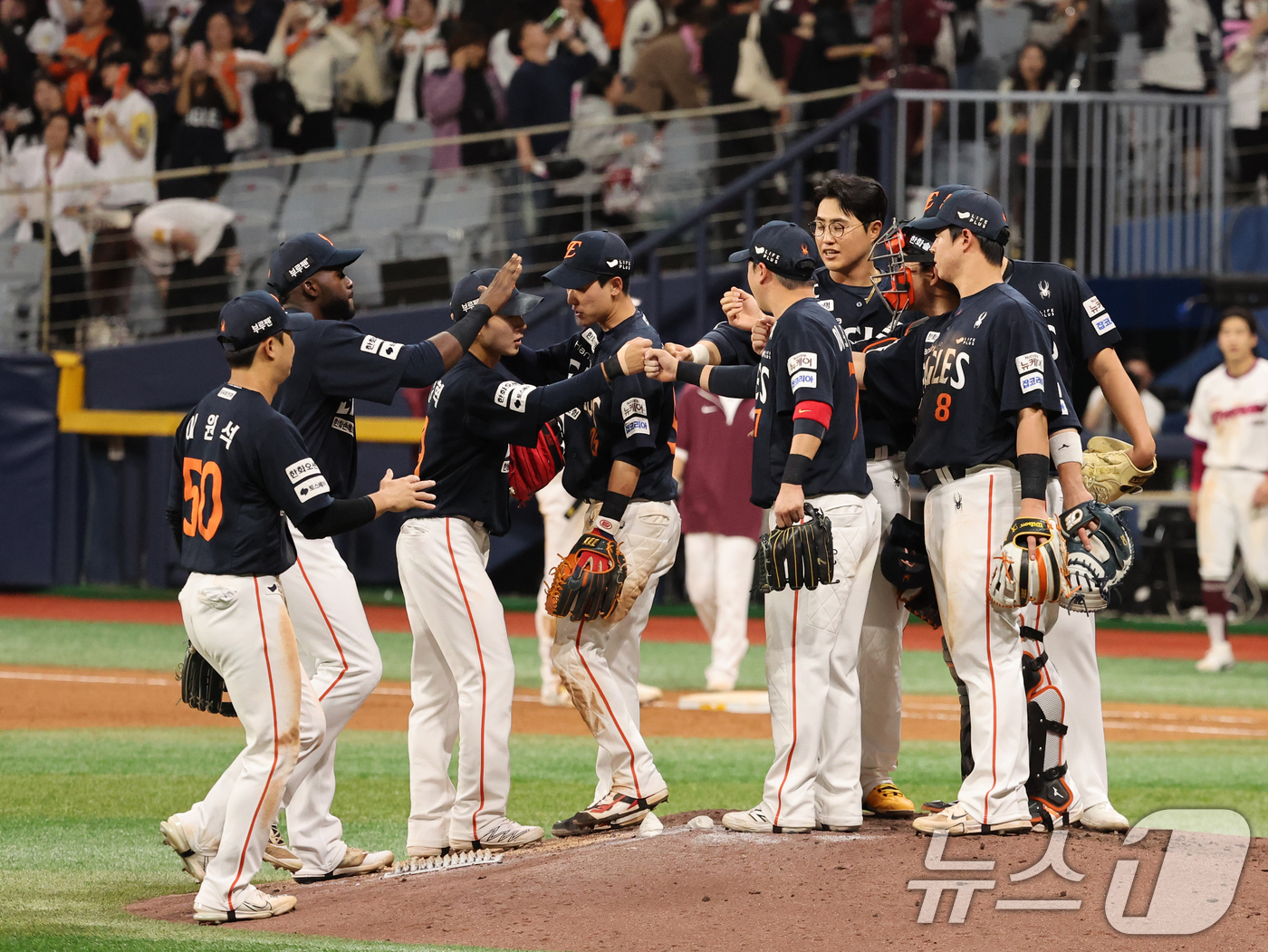 (서울=뉴스1) 황기선 기자 = 9일 오후 서울 구로구 고척스카이돔에서 열린 프로야구 '2025 신한 SOL뱅크 KBO리그' 한화 이글스와 키움 히어로즈의 경기에서 7대5로 승리한 …