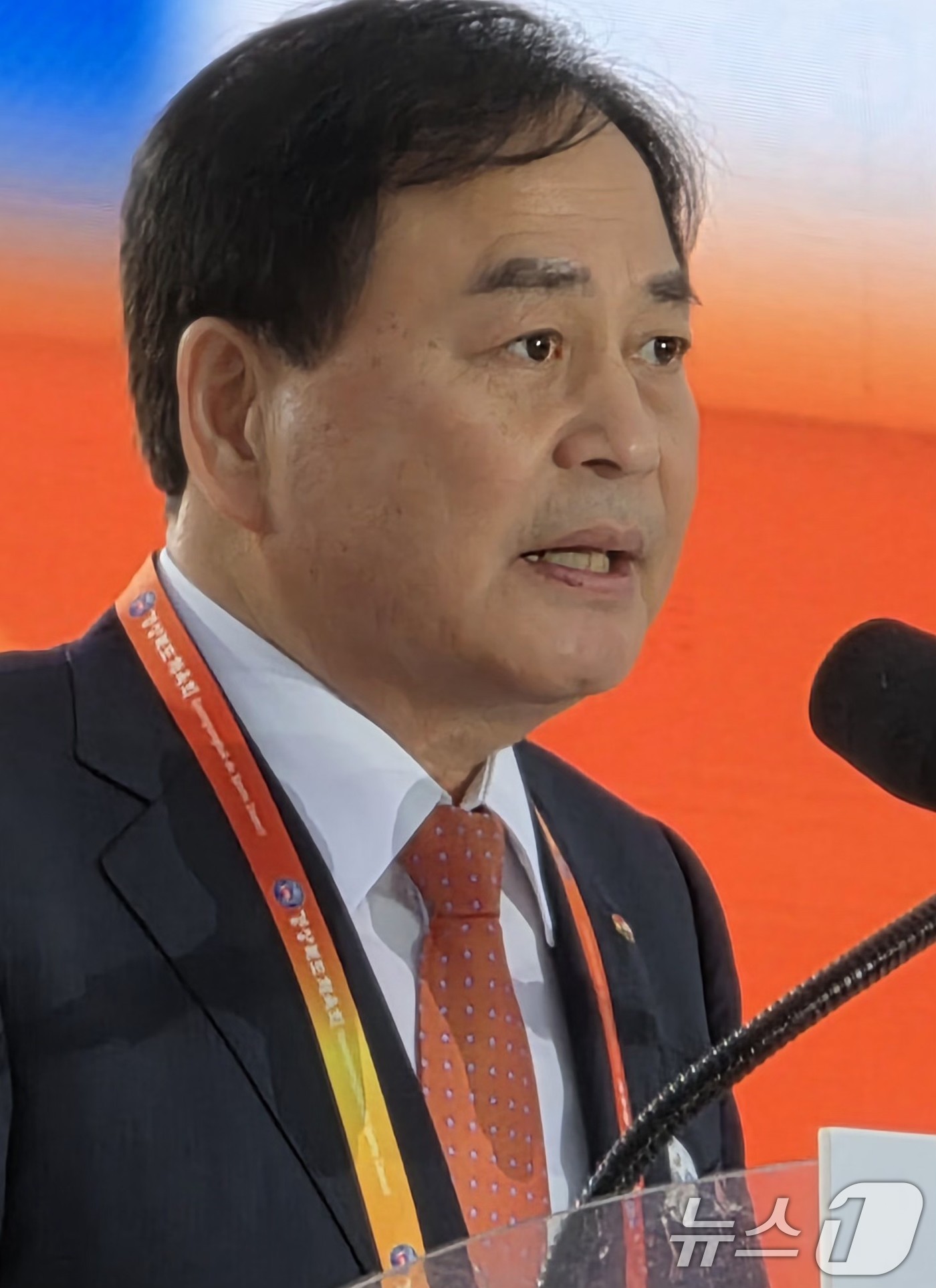 (김천=뉴스1) 정우용 기자 = 9일 오후 경북 김천종합운동장에서 열린 제63회 경북도민체전 개회식에서 배낙호 김천시장이 환영사를 하고 있다. 2025.5.9/뉴스1