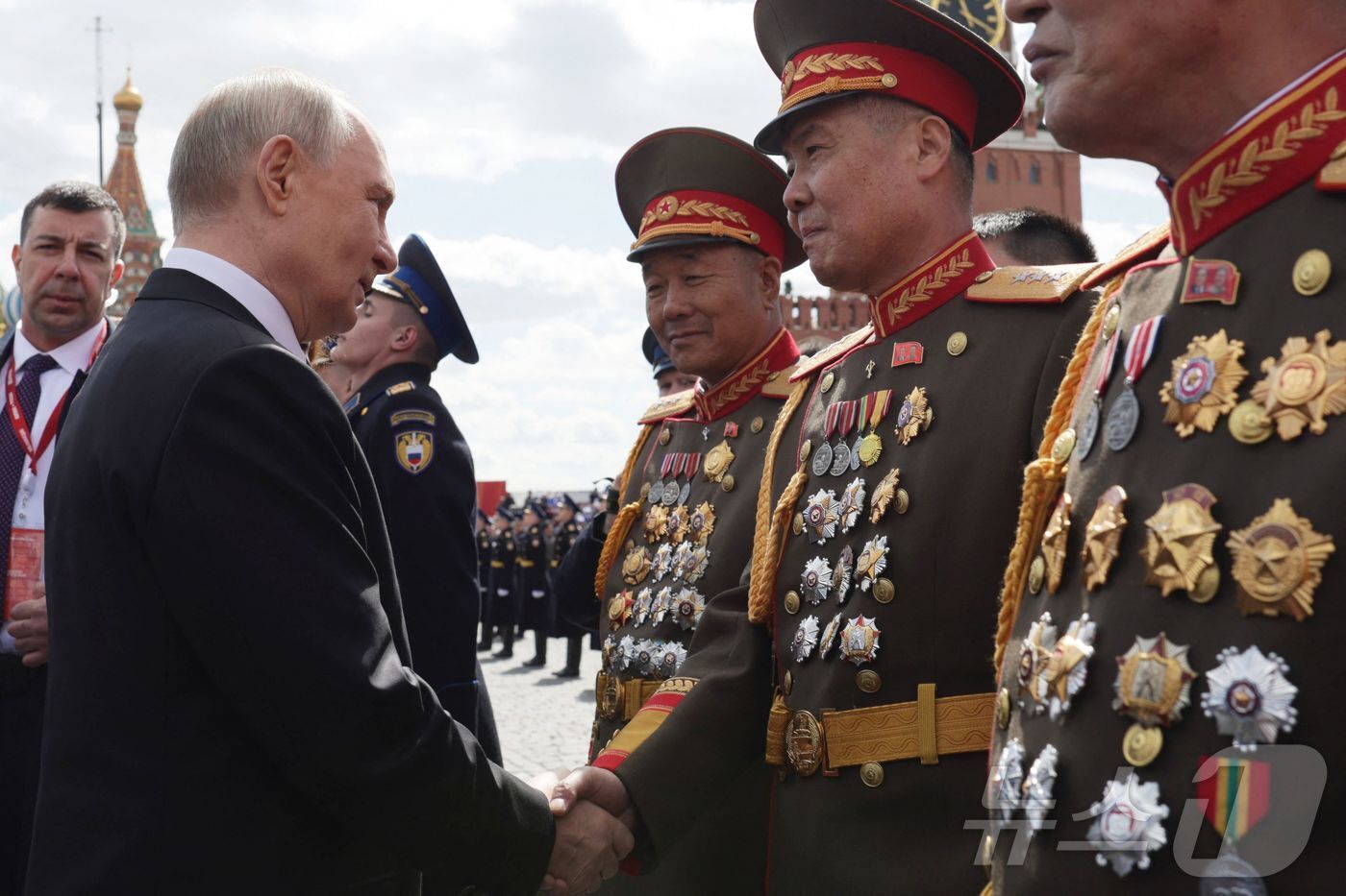 본문 이미지 - 러시아의 블라디미르 푸틴 대통령(왼쪽)이 9일 모스크바 중심부의 붉은 광장에서 전승절 기념 열병식 후 북한 군인들과 만나는 모습. 러시아는 이날을 제2차 세계대전에서 소련이 나치 독일에 승리한 지 80주년이 된 날로 기념한다. 2025.5.9 ⓒ AFP=뉴스1 ⓒ News1 강민경 기자