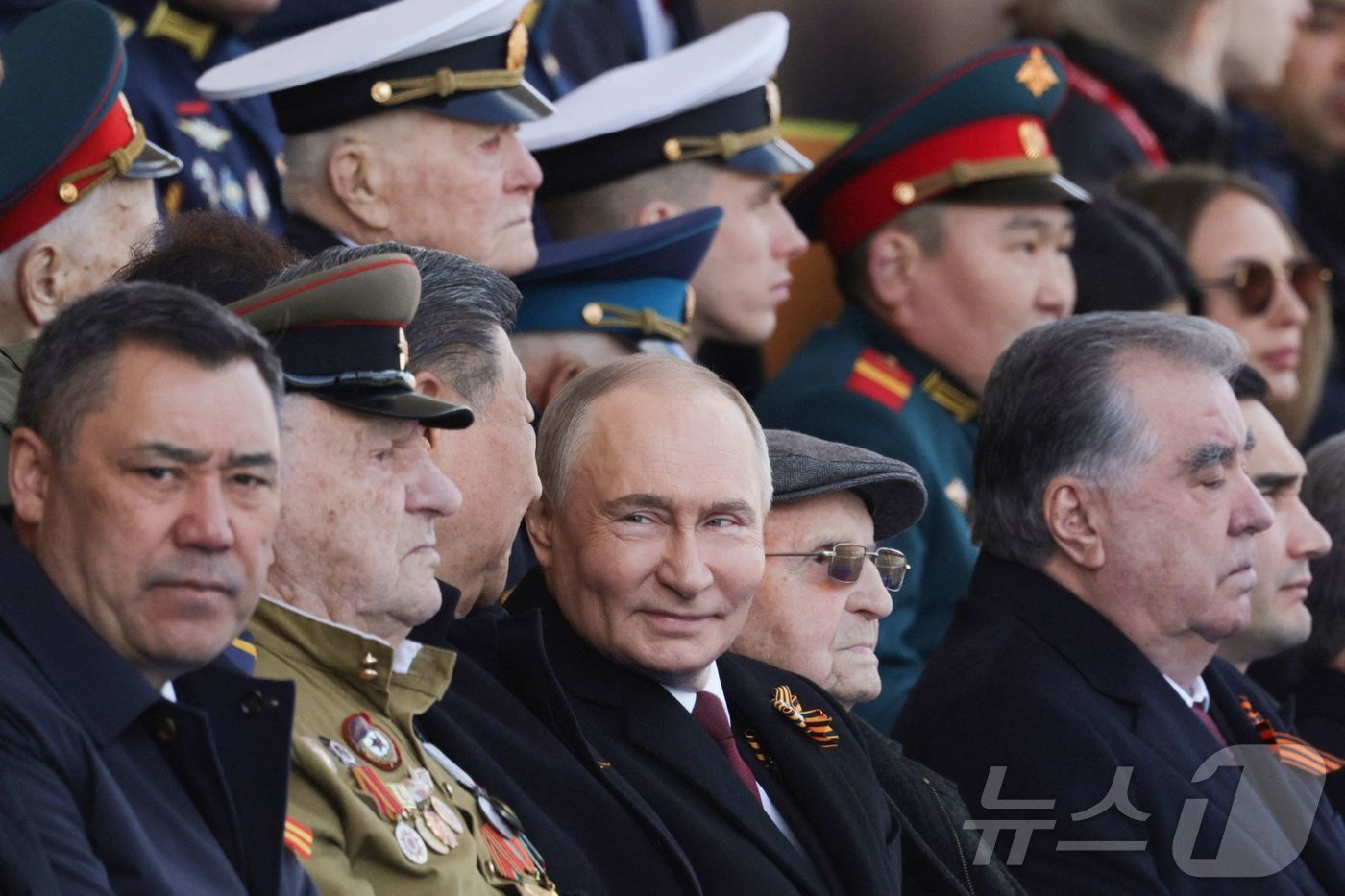 본문 이미지 - 9일 러시아의 블라디미르 푸틴 대통령(가운데)과 중국의 시진핑 주석을 포함한 외국 정상들이 모스크바 중심부의 붉은 광장에서 열린 전승절 열병식을 지켜보고 있다. 2025.5.9 ⓒ AFP=뉴스1 ⓒ News1 강민경 기자