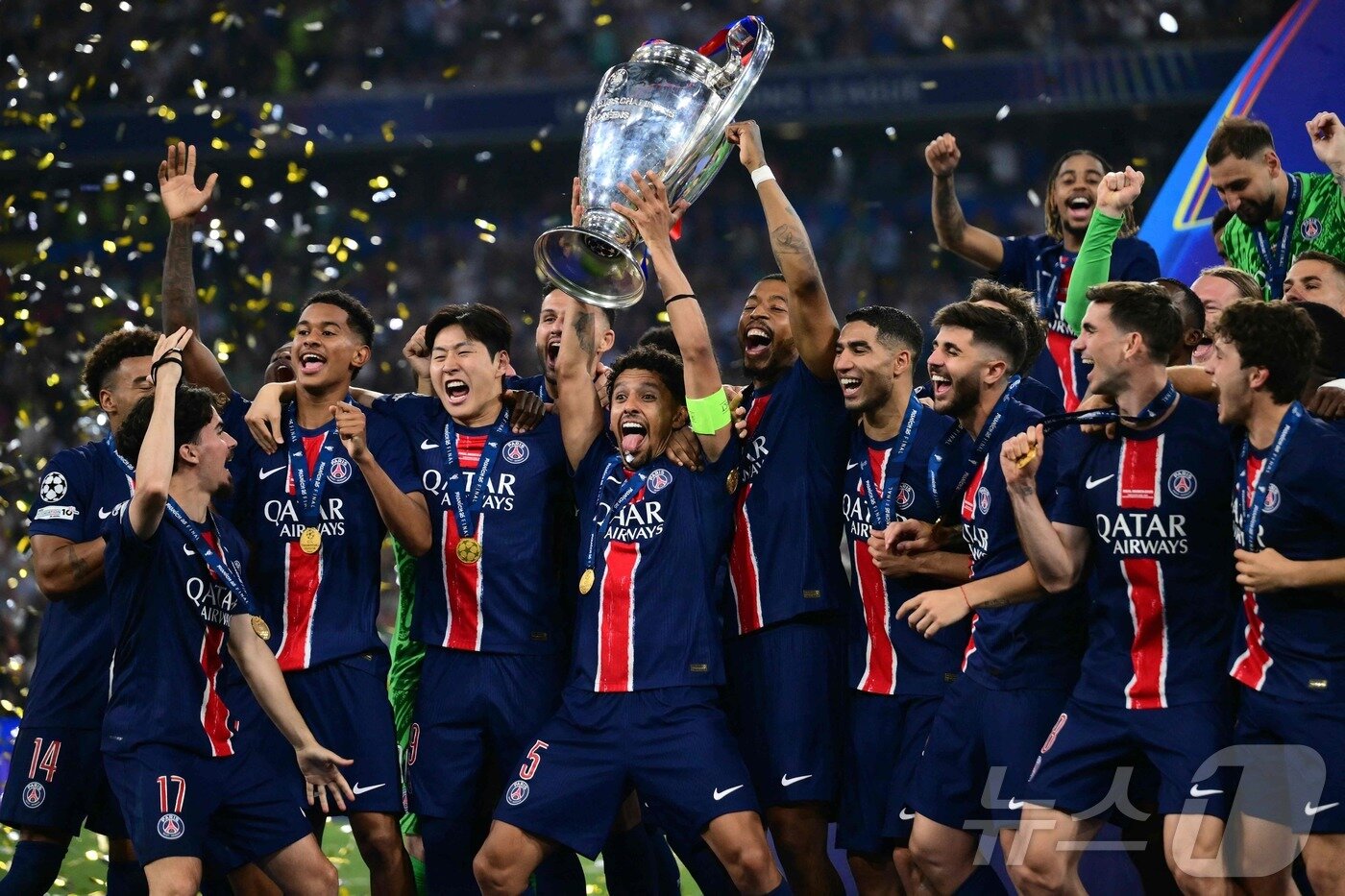 본문 이미지 - 앞줄 가운데에서 우승 세리머니를 하는 이강인ⓒ AFP=뉴스1