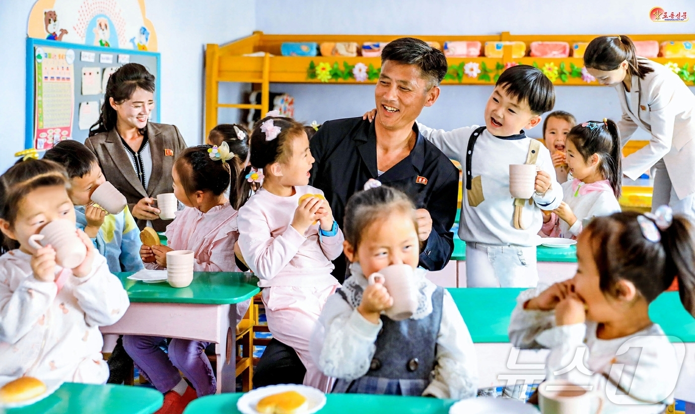 (평양 노동신문=뉴스1) = 북한 노동당 기관지 노동신문은 1일 국제아동절을 맞아 창성군 간부들이 유치원 아이들을 보살피고 있다고 선전했다. [국내에서만 사용가능. 재배포 금지. …