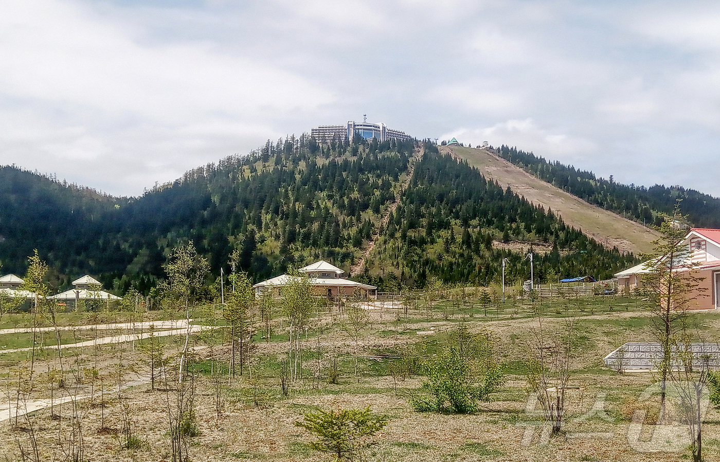 (평양 노동신문=뉴스1) = 북한 노동당 기관지 노동신문은 1일 유네스코 세계지질공원으로 지정된 백두산지구의 간백산화산, 베개봉화산, 소연지봉소화산체, 무두봉화산체를 소개했다. [ …