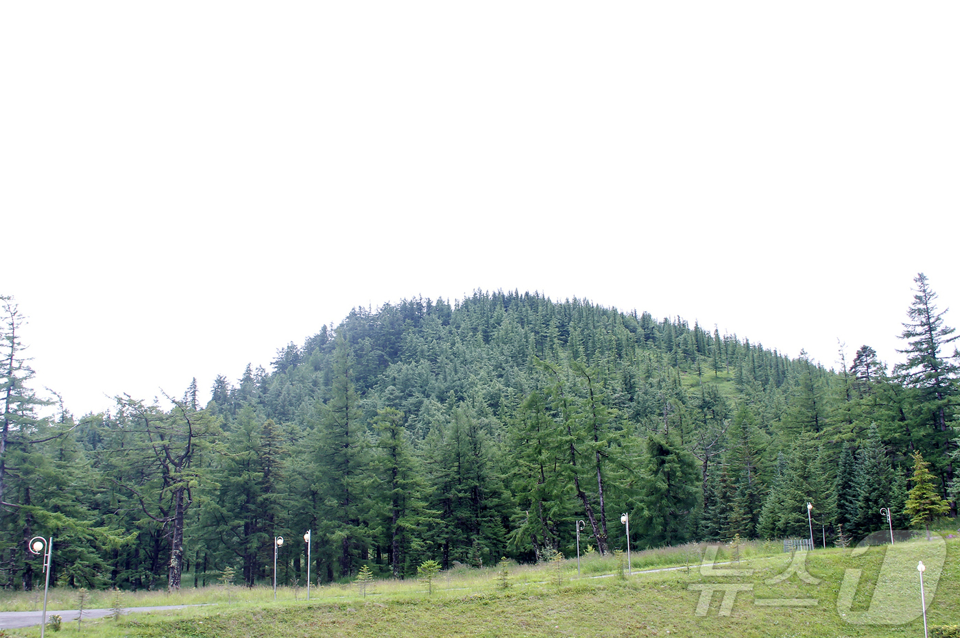 (평양 노동신문=뉴스1) = 북한 노동당 기관지 노동신문은 1일 유네스코 세계지질공원으로 지정된 백두산지구의 간백산화산, 베개봉화산, 소연지봉소화산체, 무두봉화산체를 소개했다. [ …