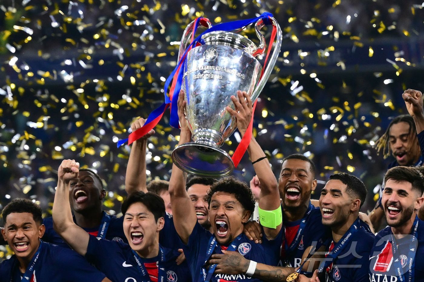 본문 이미지 - UCL 우승 후 기뻐하는 PSG ⓒ AFP=뉴스1