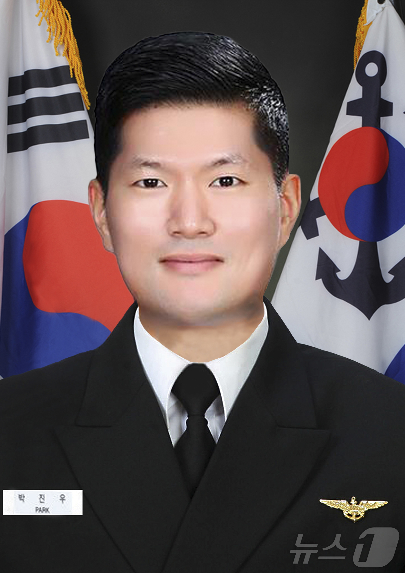 (서울=뉴스1) = 해군포항기지에서 이·착륙 훈련 비행 중 추락사고로 순직한 해상초계기(P-3CK) 조종사 고 박진우 중령(해사 68기)과 고 이태훈 소령(해사 73기), 전술사 …
