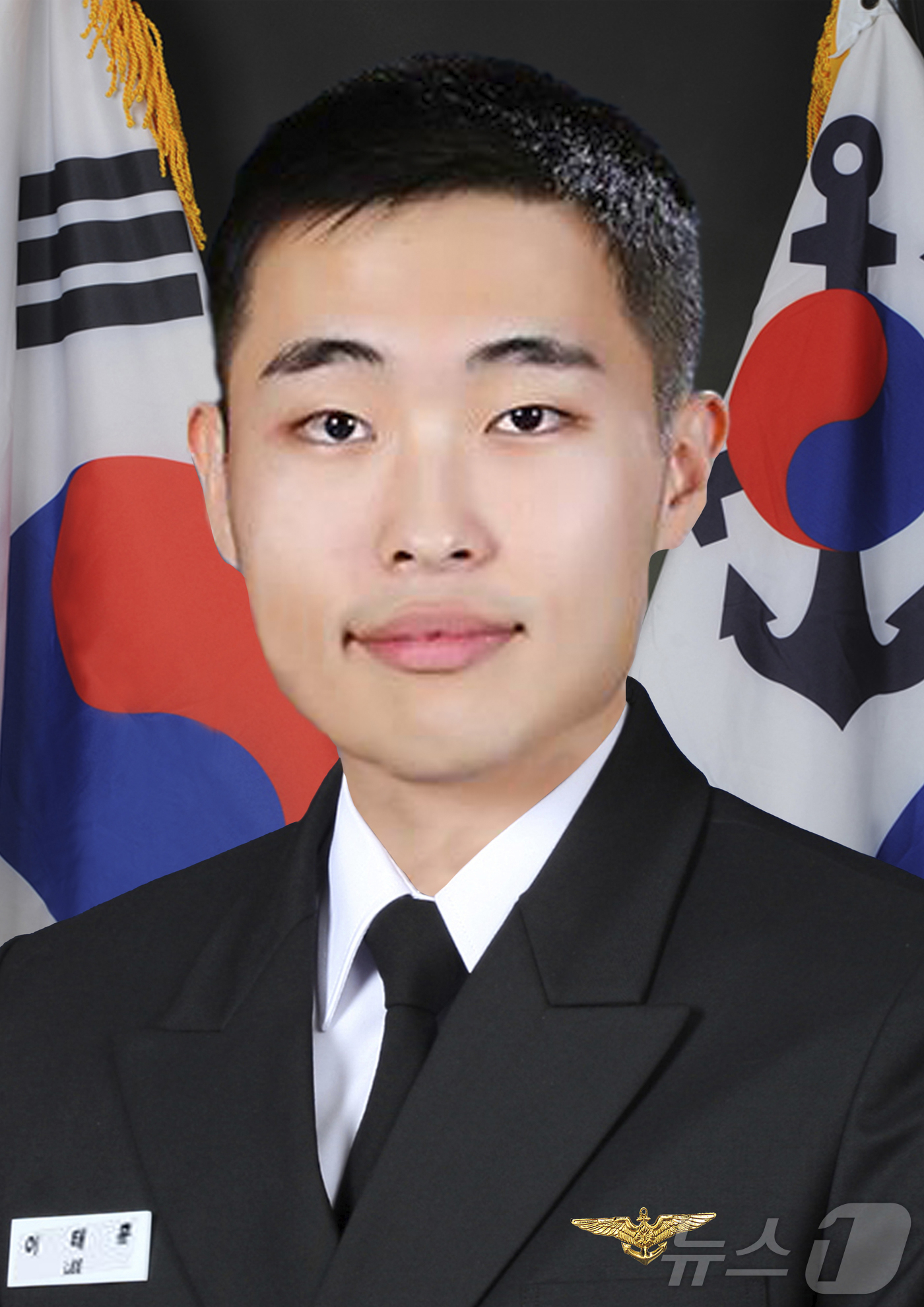 (서울=뉴스1) = 해군포항기지에서 이·착륙 훈련 비행 중 추락사고로 순직한 해상초계기(P-3CK) 조종사 고 박진우 중령(해사 68기)과 고 이태훈 소령(해사 73기), 전술사 …