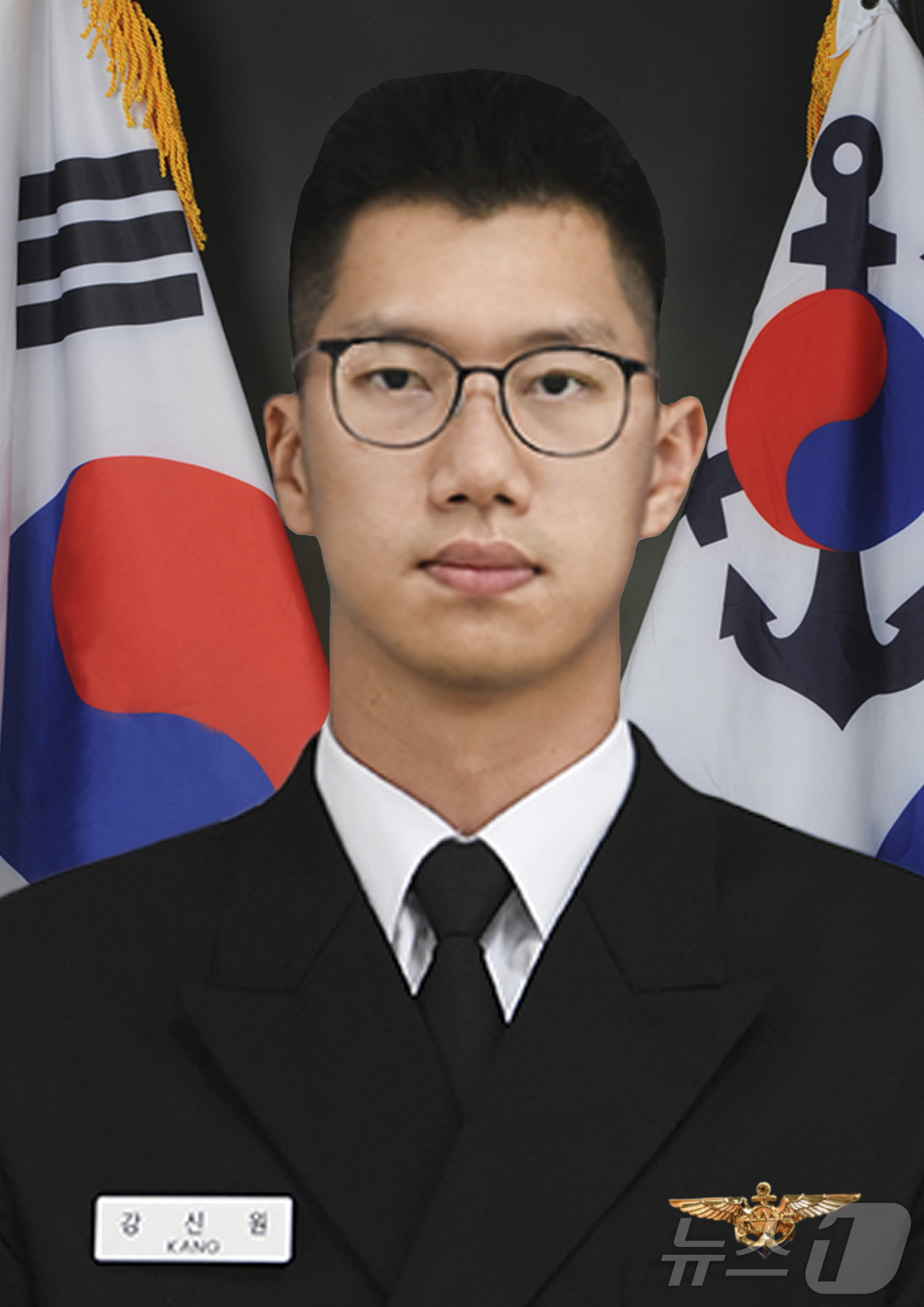 (서울=뉴스1) = 해군포항기지에서 이·착륙 훈련 비행 중 추락사고로 순직한 해상초계기(P-3CK) 조종사 고 박진우 중령(해사 68기)과 고 이태훈 소령(해사 73기), 전술사 …