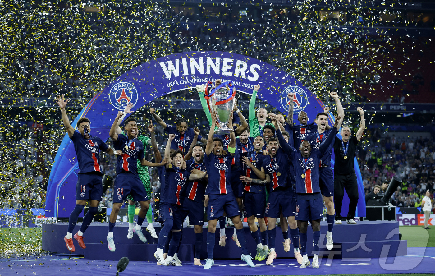 (로이터=뉴스1) = 1일(한국시간) 독일 뮌헨 알리안츠 아레나에서 열린 유럽축구연맹(UEFA) 챔피언스리그 결승전 파리 생제르맹(PSG)과 인터 밀란의 경기에서 승리하며 우승을 …