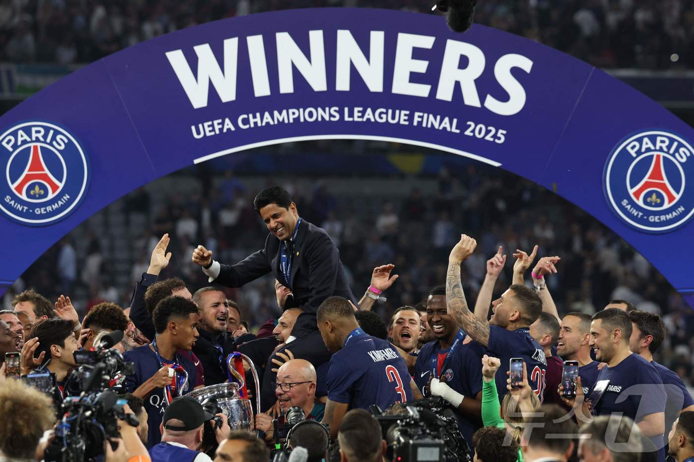 본문 이미지 - 우승 세리머니를 하는 PSG ⓒ AFP=뉴스1