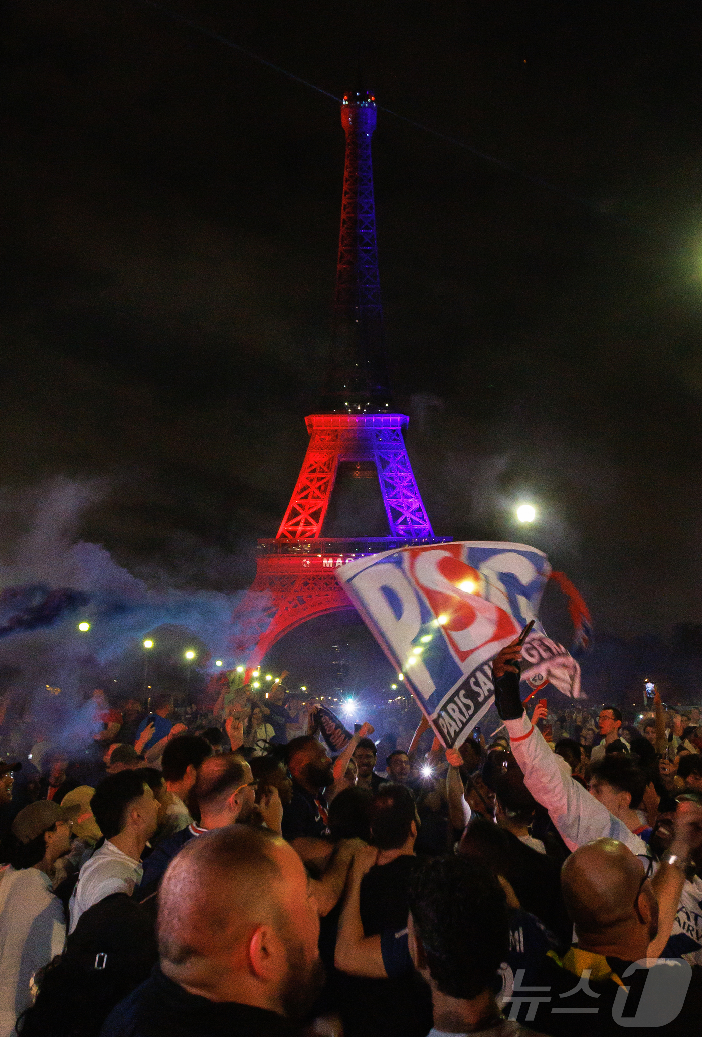 (파리=뉴스1) 이준성 기자 = 파리 생제르맹(PSG)이 인테르 밀란을 5대 0으로 완파하고 사상 첫 유럽축구연맹(UEFA) 챔피언스리그(UCL) 우승을 차지한 31일(현지시간), …