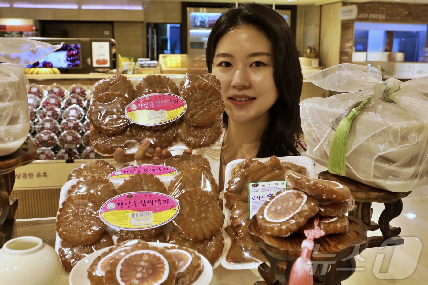 (서울=뉴스1) = 1일 서울 중구 롯데백화점 본점 지하1층 식품관에서 진행 중인 장인한과 팝업행사장에서 모델이 약과를 소개하고 있다.장인한과는 일명 '약켓팅'(약과+티켓팅의 신조 …