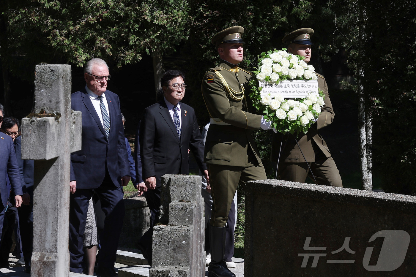 (빌뉴스=뉴스1) = 발트 3국을 공식 방문 중인 우원식 국회의장이 5월 30일(현지시간) 안타칼니스 국립묘지를 방문해 자유 수호자 추모비에 헌화하고 있다. (국회의장실 제공, 재 …