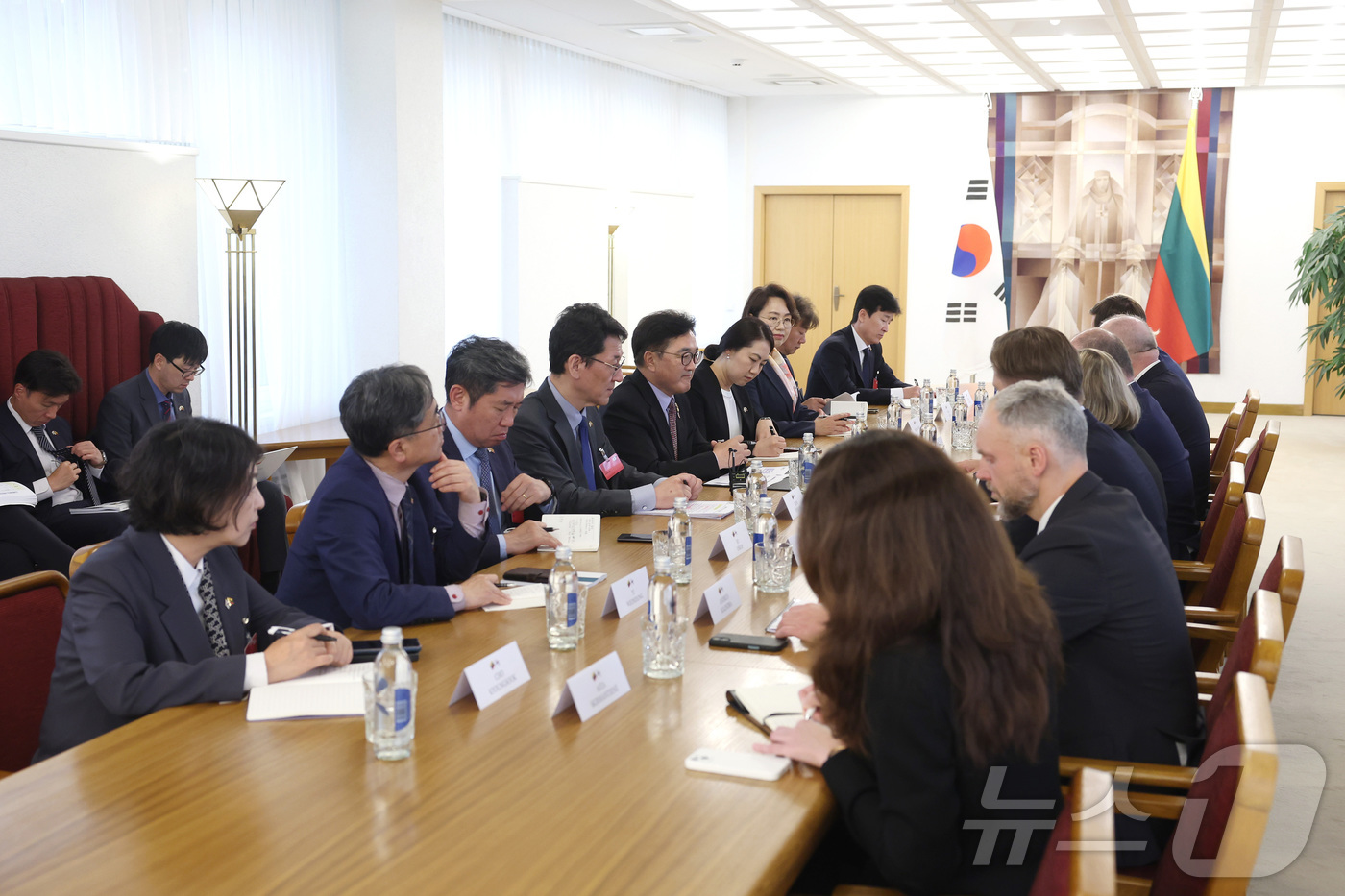 (빌뉴스=뉴스1) = 발트 3국을 공식 방문 중인 우원식 국회의장이 5월 29일(현지시간) 리투아니아 수도 빌뉴스에서 사울리스 스크베르넬리스 국회의장과 면담하고 있다. (국회의장실 …