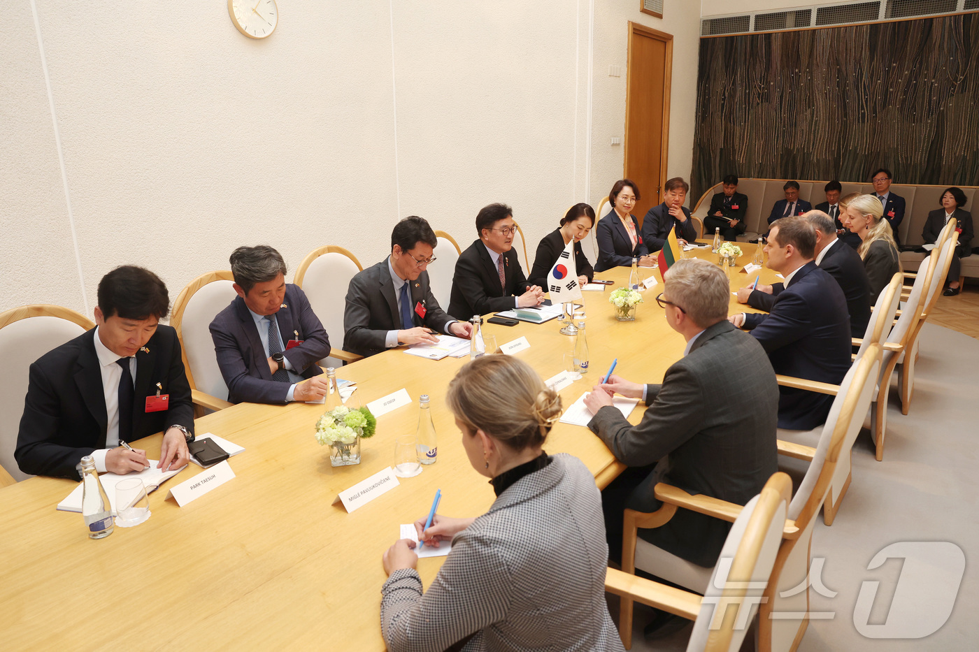 (빌뉴스=뉴스1) = 발트 3국을 공식 방문 중인 우원식 국회의장이 5월 29일(현지시간) 리투아니아 수도 빌뉴스에서 긴타우타스 팔루츠카스 총리와 면담하고 있다. (국회의장실 제공 …