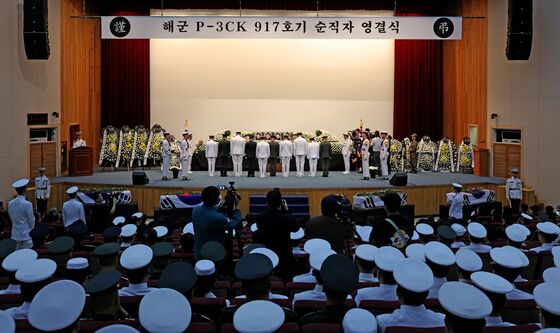 "어떻게 너를 보내"…해상초계기 순직자 영결식 위로 날아간 4마리의 새
