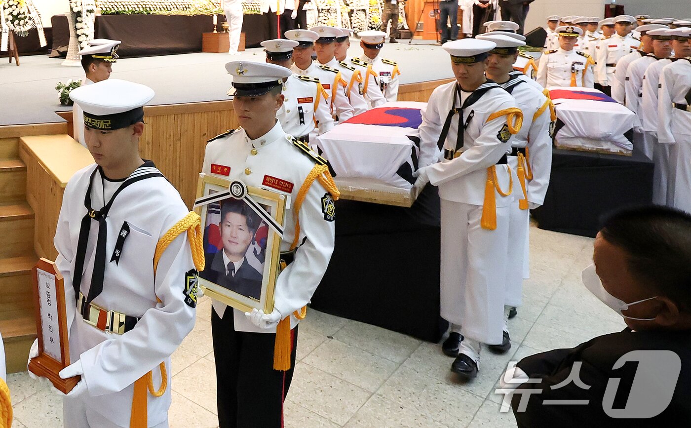본문 이미지 - 1일 해군 해상초계기 917호기 추락 사고 순직자들에 대한 합동 영결식이 경북 포항 해군항공사령부 내 강당에서 해군장으로 엄수됐다. 영결식 후 해군 장병들이 순직자들의 영현을 운구하고 있다. 2025.6.1/뉴스1 ⓒ News1 최창호 기자