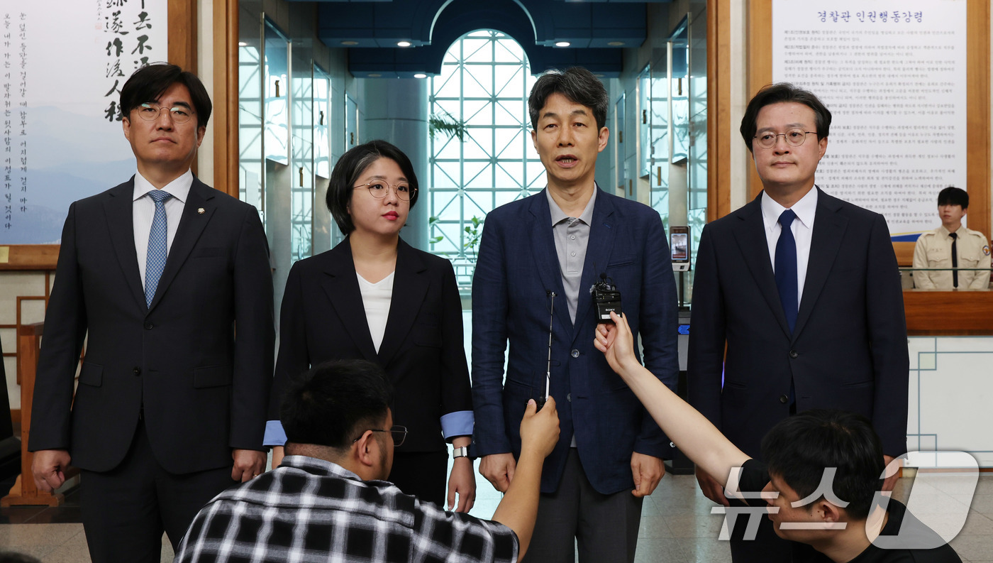 (서울=뉴스1) 박지혜 기자 = 윤건영 더불어민주당 의원을 비롯한 국회 행정안전위원회 소속 의원들이 1일 서울 서대문구 경찰청을 찾아 댓글 부대 운영 리박스쿨 관련 항의 방문을 마 …