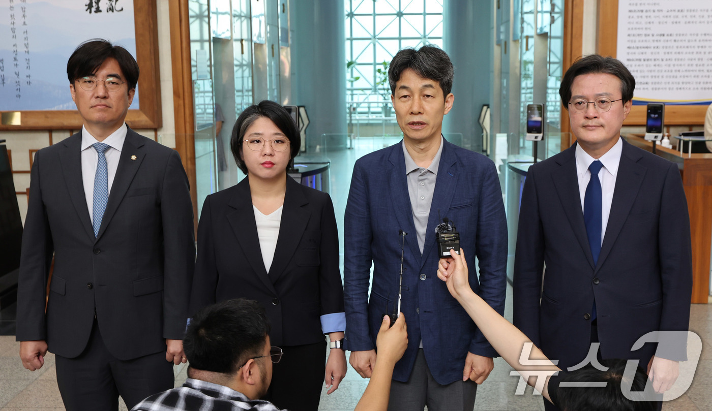 (서울=뉴스1) 박지혜 기자 = 윤건영 더불어민주당 의원을 비롯한 국회 행정안전위원회 소속 의원들이 1일 서울 서대문구 경찰청을 찾아 댓글 부대 운영 리박스쿨 관련 항의 방문을 마 …