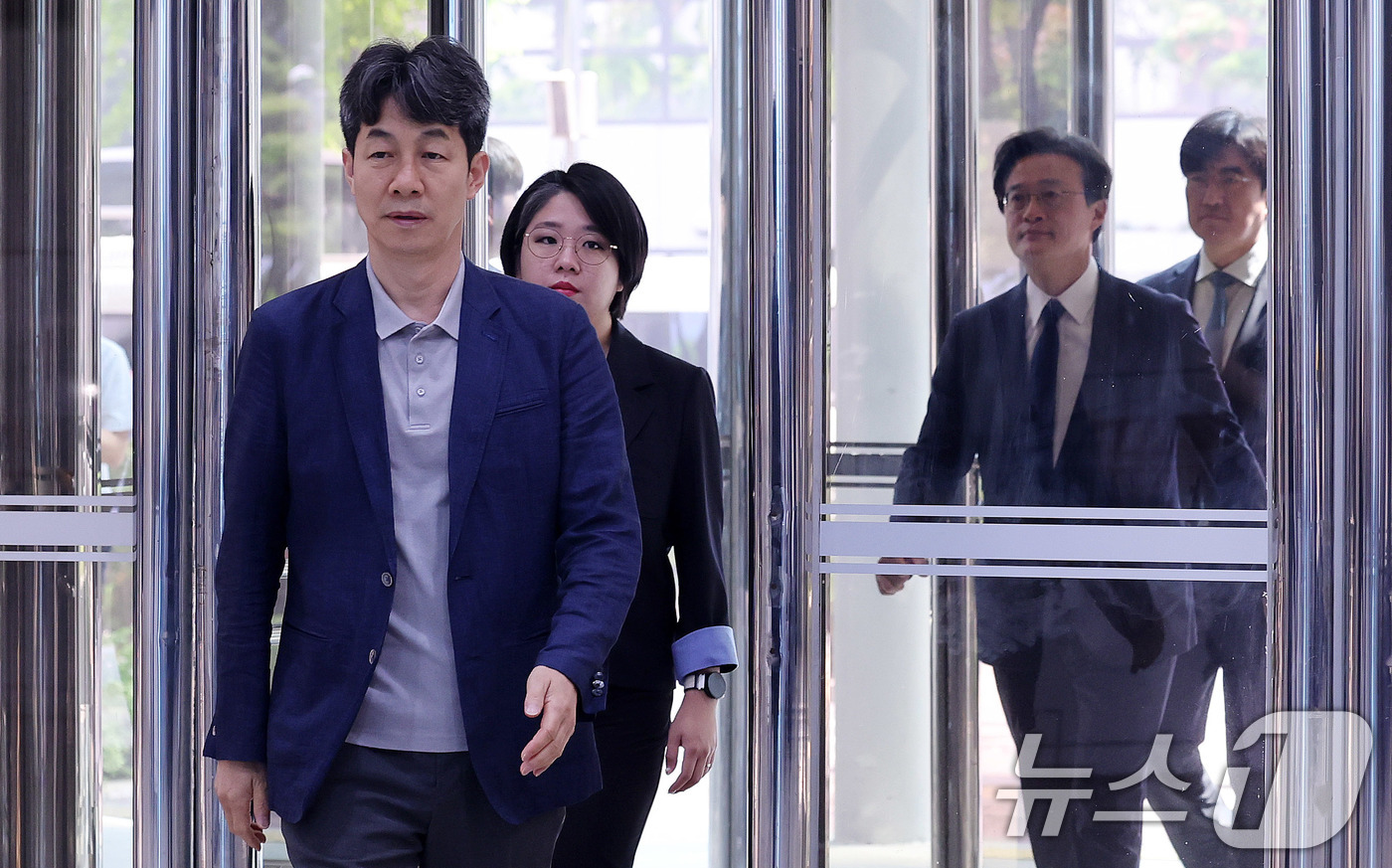 (서울=뉴스1) 박지혜 기자 = 윤건영 더불어민주당 의원을 비롯한 국회 행정안전위원회 소속 의원들이 댓글 부대 운영 리박스쿨 관련 항의 방문을 위해 1일 오전 서울 서대문구 경찰청 …