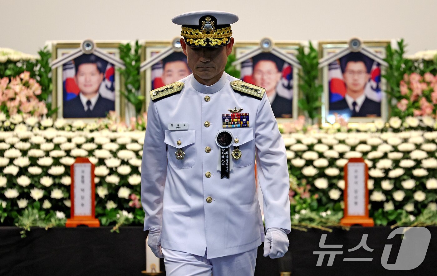 본문 이미지 - 양용모 해군참모총장이 1일 해군 해상초계기 917호기 추락 사고 순직자 합동 영결식이 거행된 경북 포항 해군항공사령부 내 강당에서 헌화와 분향을 마친 후 발걸음을 옮기고 있다. 2025.6.1/뉴스1 ⓒ News1 최창호 기자