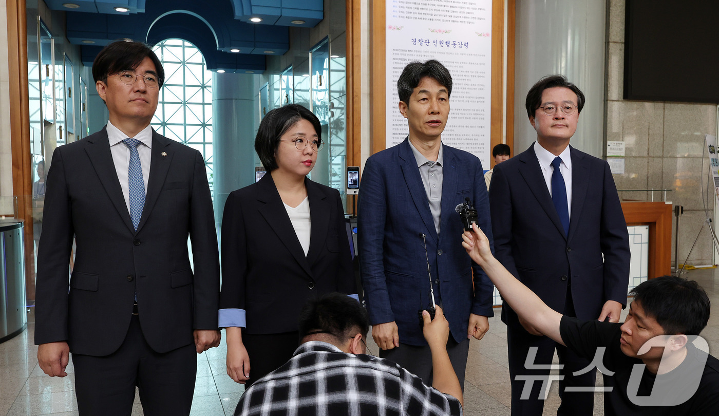 (서울=뉴스1) 박지혜 기자 = 윤건영 더불어민주당 의원을 비롯한 국회 행정안전위원회 소속 의원들이 1일 서울 서대문구 경찰청을 찾아 댓글 부대 운영 리박스쿨 관련 항의 방문을 마 …