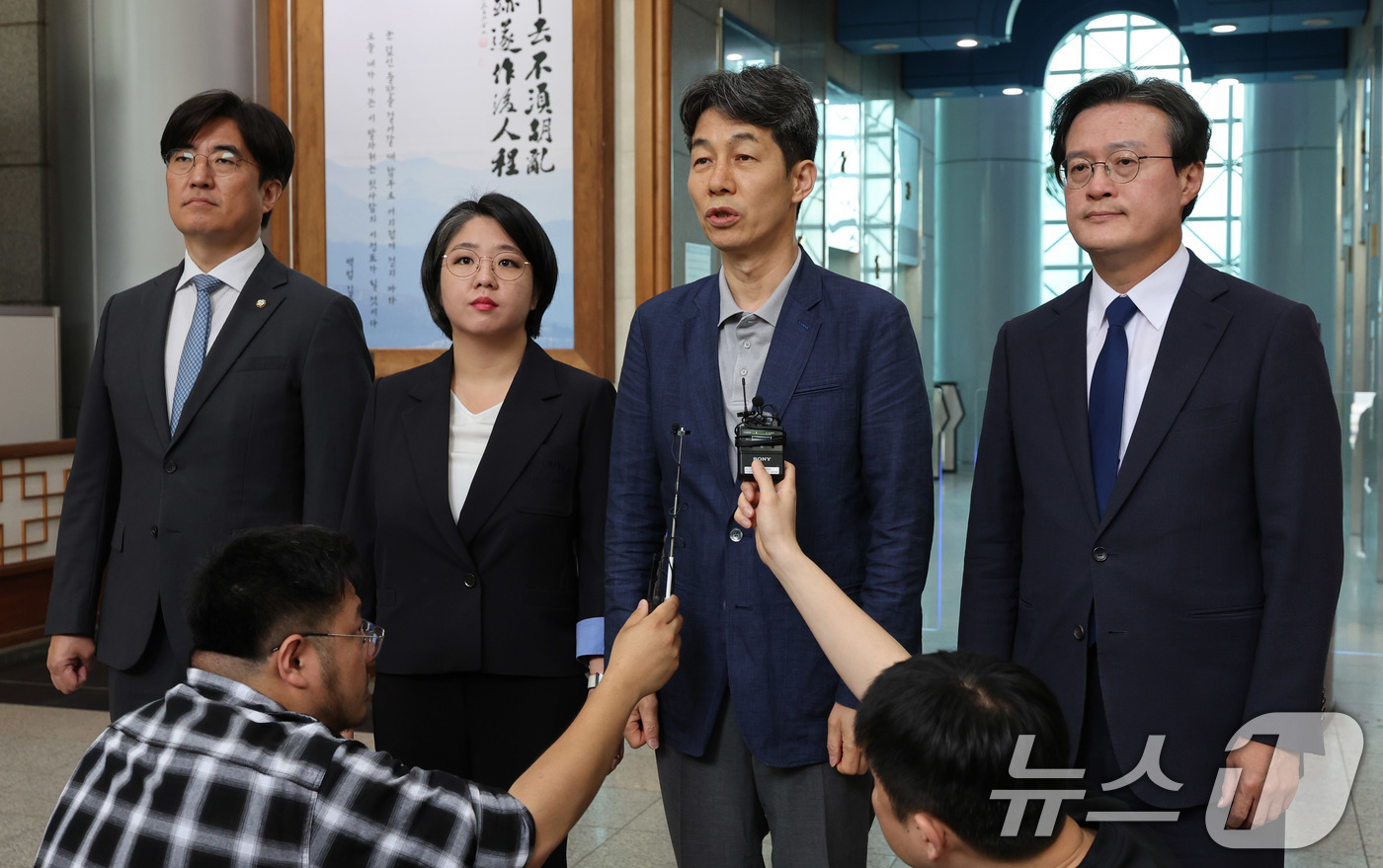 (서울=뉴스1) 박지혜 기자 = 윤건영 더불어민주당 의원을 비롯한 국회 행정안전위원회 소속 의원들이 1일 서울 서대문구 경찰청을 찾아 댓글 부대 운영 리박스쿨 관련 항의 방문을 마 …