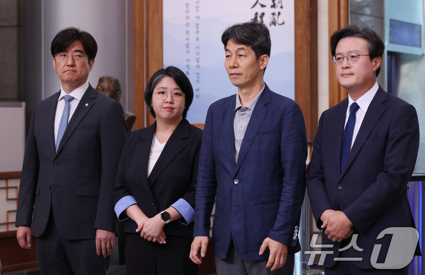 (서울=뉴스1) 박지혜 기자 = 윤건영 더불어민주당 의원을 비롯한 국회 행정안전위원회 소속 의원들이 1일 오전 서울 서대문구 경찰청에서 댓글 부대 운영 리박스쿨 관련 항의 방문을 …