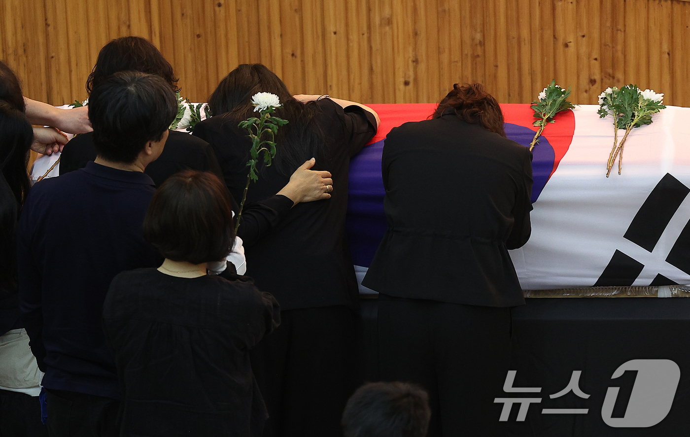 (포항=뉴스1) 최창호 기자 = 1일 해군 해상초계기 917호기 추락 사고 순직자들에 대한 합동 영결식이 거행된 경북 포항 해군항공사령부 내 강당에서 영현 운구를 앞둔 유가족들이 …