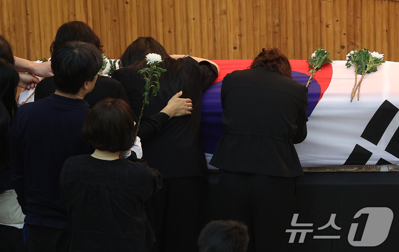 본문 이미지 - 1일 해군 해상초계기 917호기 추락 사고 순직자들에 대한 합동 영결식이 거행된 경북 포항 해군항공사령부 내 강당에서 영현 운구를 앞둔 유가족들이 오열하고 있다. 2025.6.1/뉴스1 ⓒ News1 최창호 기자