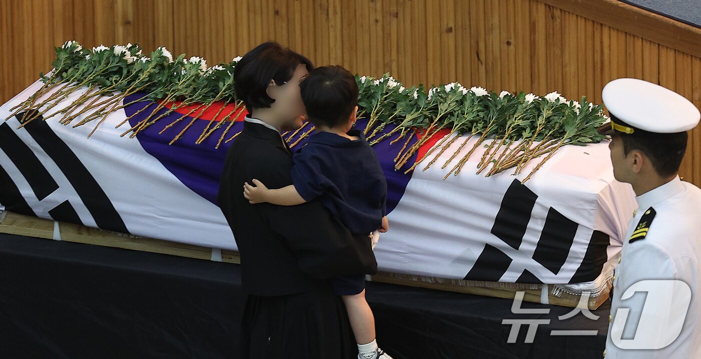 본문 이미지 - 1일 해군 해상초계기 917호기 추락 사고 순직자들에 대한 합동 영결식이 거행된 경북 포항 해군항공사령부 내 강당에서 유가족이 마지막 길을 배웅하고 있다. 2025.6.1/뉴스1 ⓒ News1 최창호 기자