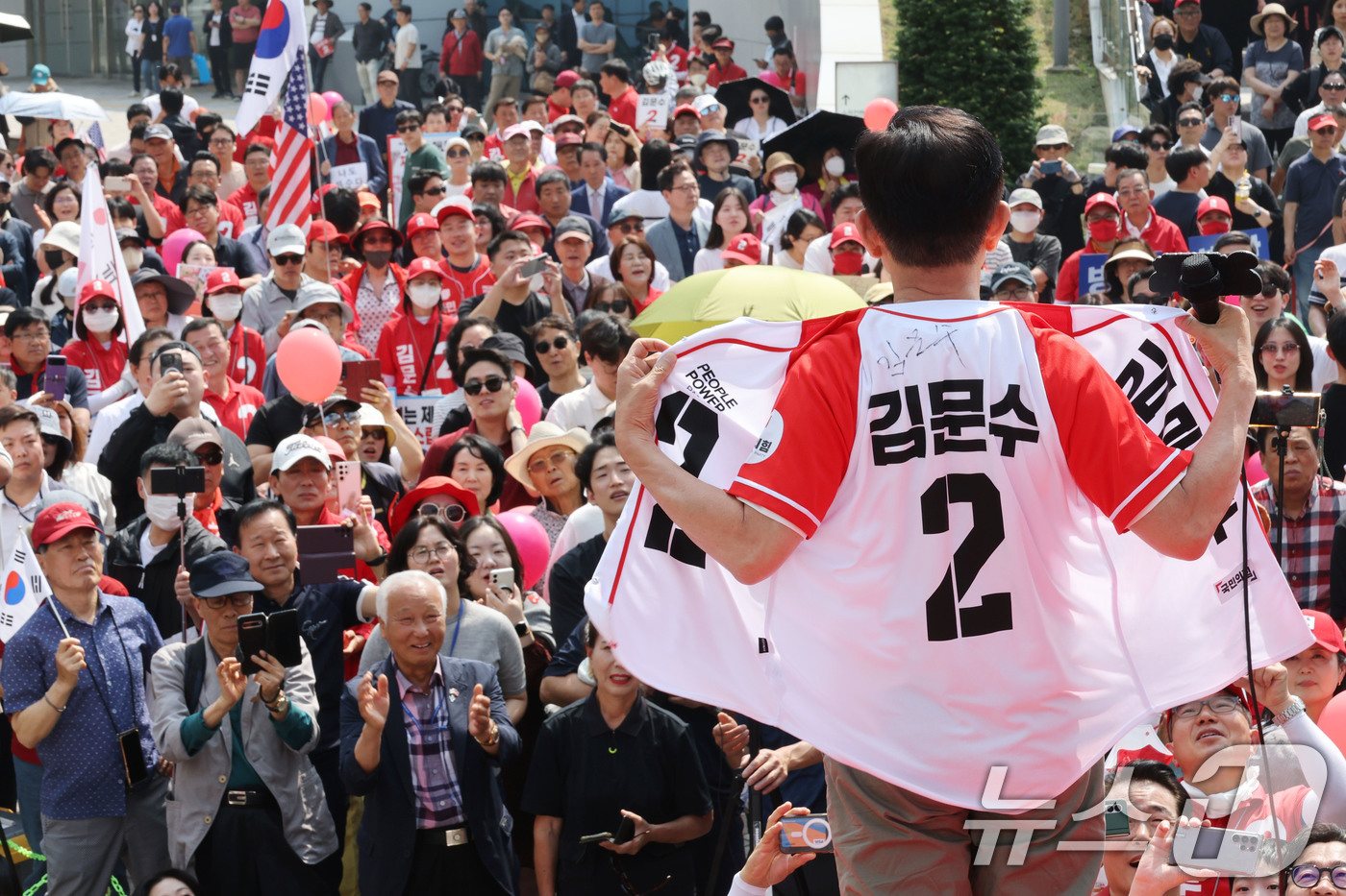 (수원=뉴스1) 이광호 기자 = 김문수 국민의힘 대통령 후보가 1일 오전 경기 수원시 수원컨벤션센터 광장에서 열린 유세에서 시민들에게 지지를 호소하고 있다. 2025.6.1/뉴스1 …