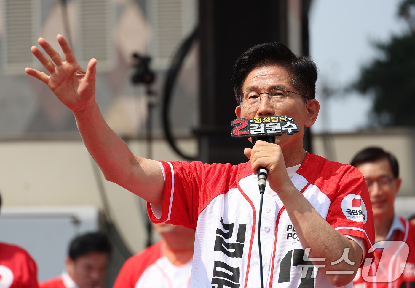 (수원=뉴스1) 이광호 기자 = 김문수 국민의힘 대통령 후보가 1일 경기 수원컨벤션센터 광장에서 열린 유세에서 지지를 호소하고 있다. (공동취재) 2025.6.1/뉴스1