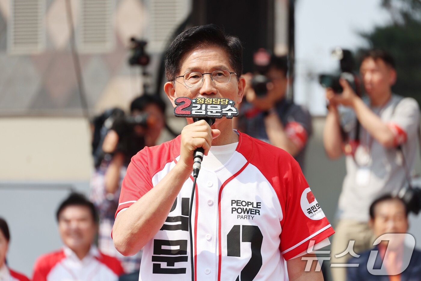 본문 이미지 - 김문수 국민의힘 대통령 후보가 1일 경기 수원컨벤션센터 광장에서 열린 유세에서 지지를 호소하고 있다. &#40;공동취재&#41; 2025.6.1/뉴스1 ⓒ News1 이광호 기자