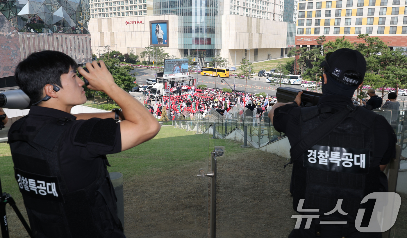 (수원=뉴스1) 이광호 기자 = 김문수 국민의힘 대통령 후보가 1일 경기 수원컨벤션센터 광장에서 열린 유세에서 지지를 호소하는 가운데 경찰 특공대가 경계 근무를 하고 있다. (공동 …
