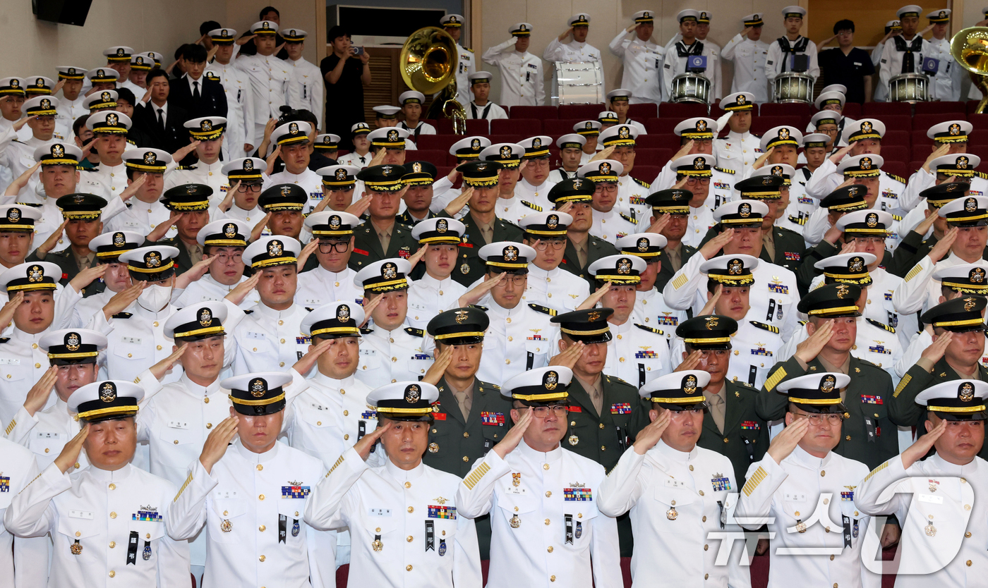 (포항=뉴스1) 최창호 기자 = 1일 해군 해상초계기 917호기 추락 사고 순직자들에 대한 합동 영결식이 거행된 경북 포항 해군항공사령부 내 강당에서 장병들이 경례로 마지막 길을 …