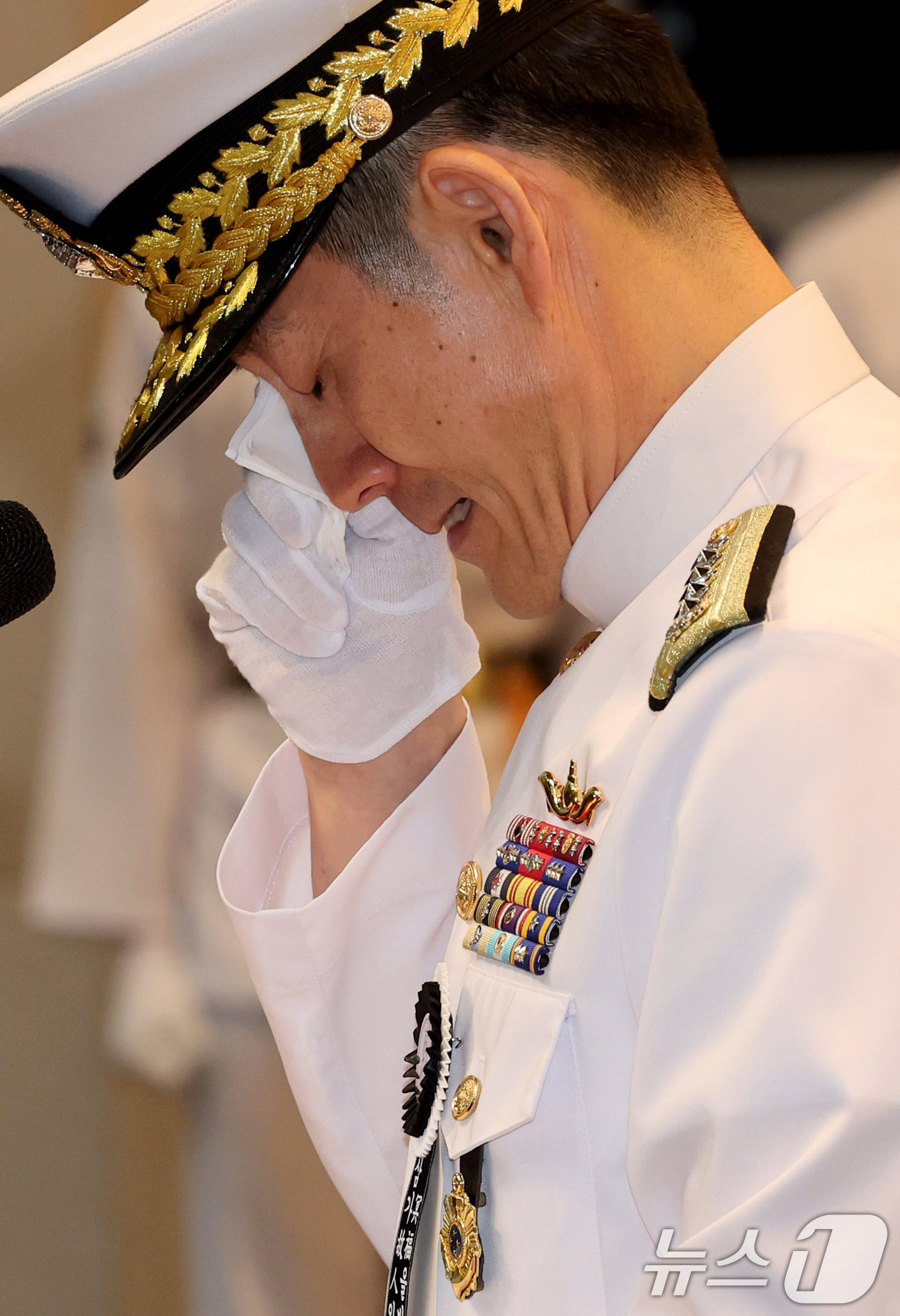 (포항=뉴스1) 최창호 기자 = 양용모 해군참모총장이 1일 해군 해상초계기 917호기 추락 사고 순직자들에 대한 합동 영결식이 거행된 경북 포항 해군공사령부 내 강당에서 눈물을 훔 …