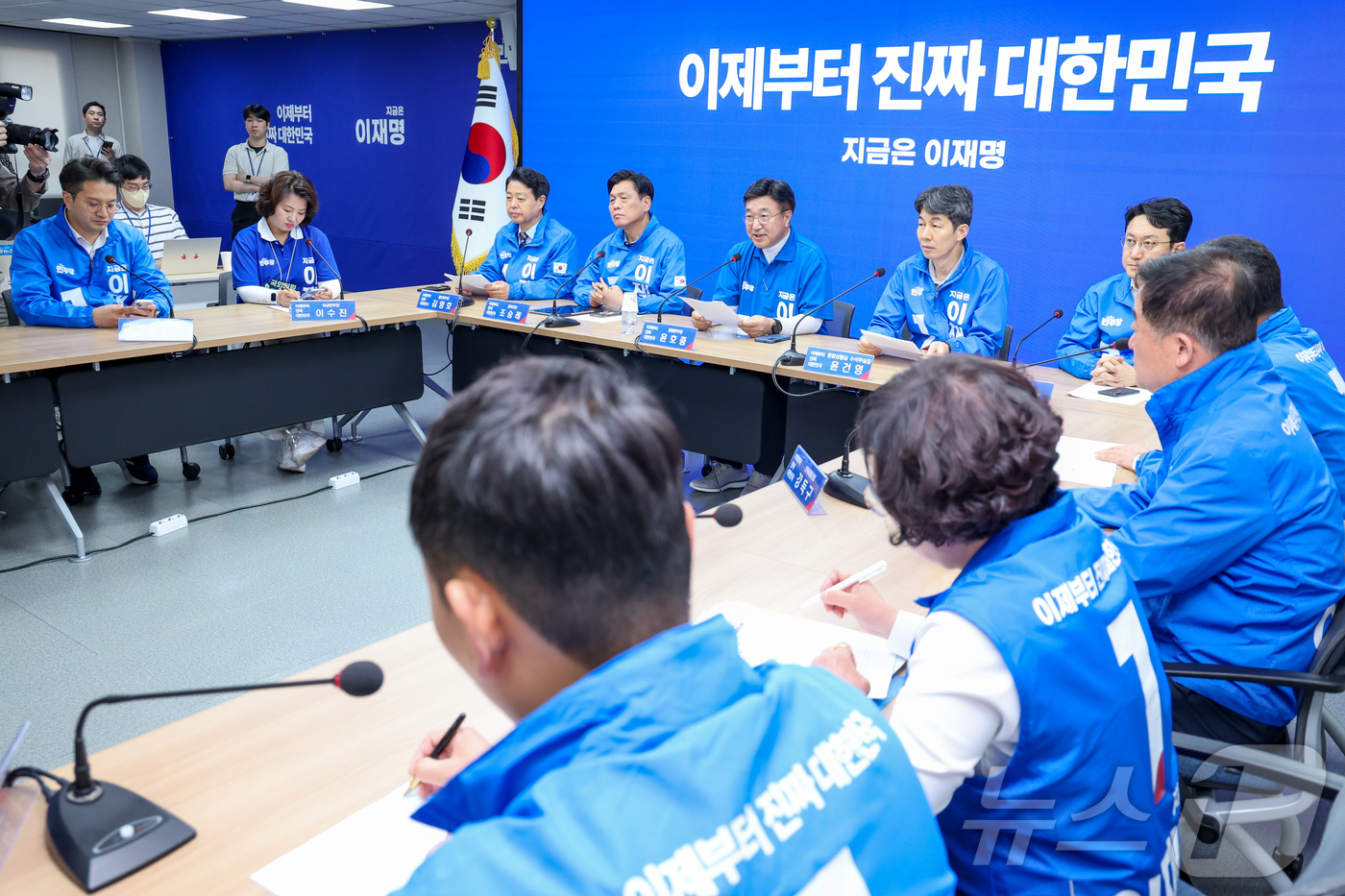 (서울=뉴스1) 안은나 기자 = 윤호중 더불어민주당 중앙선거대책위원회 총괄본부장이 1일 오전 서울 여의도 당사에서 열린 긴급 총괄본부장단 회의에 참석해 모두 발언하고 있다. 202 …