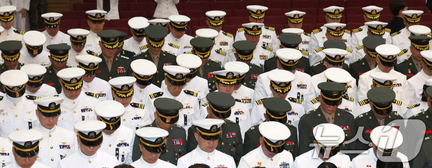 (포항=뉴스1) 최창호 기자 = 1일 해군 해상초계기 917호기 추락 사고 순직자들에 대한 합동 영결식이 거행된 경북 포항 해군항공사령부 내 강당에서 장병들이 묵념으로 순직자들의 …