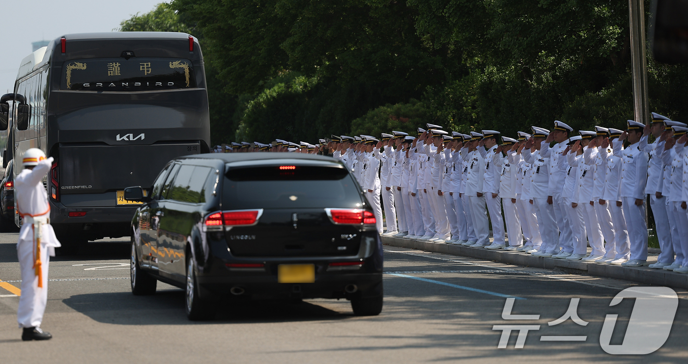 (포항=뉴스1) 최창호 기자 = 1일 해군 해상초계기 917호기 추락 사고 순직자들에 대한 합동 영결식이 거행된 경북 포항 해군항공사령부 영내에서 장병들이 경례로 마지막 길을 배웅 …