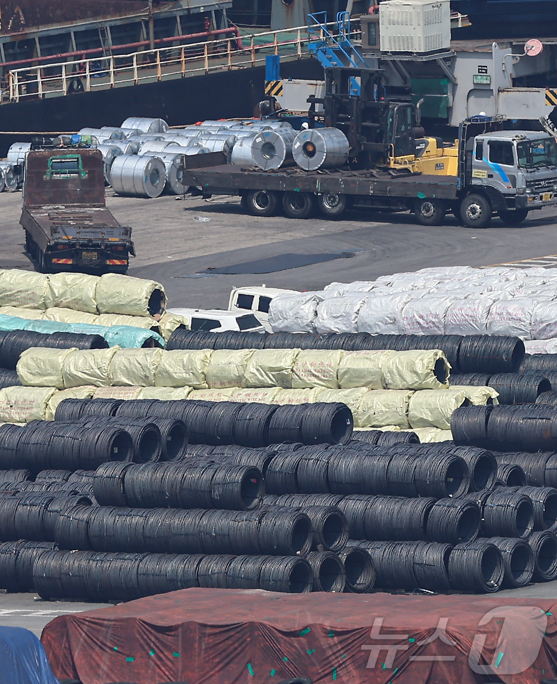 (평택=뉴스1) 김도우 기자 = 한국 철강업계가 도널드 트럼프 미국 대통령의 관세 상향 조치로 추가적인 실적 타격을 받게 됐다.도널드 트럼프 미국 대통령은 외국산 철강에 대한 관세 …