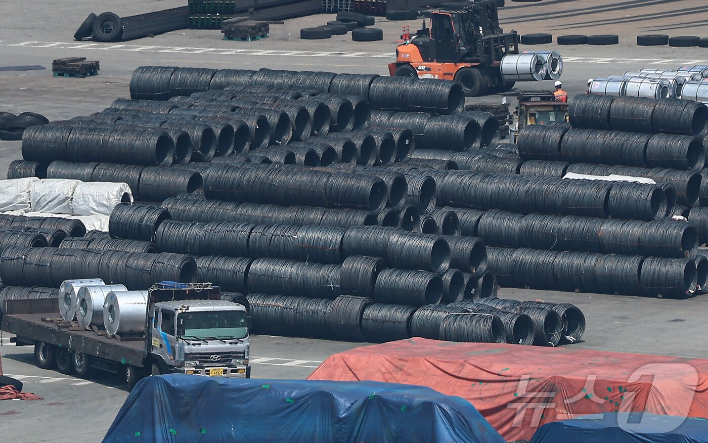 본문 이미지 - 1일 경기 평택시 포승읍 평택항 수출 야적장에 철강 제품이 쌓여있는 모습. 2025.6.1/뉴스1 ⓒ News1 김도우 기자