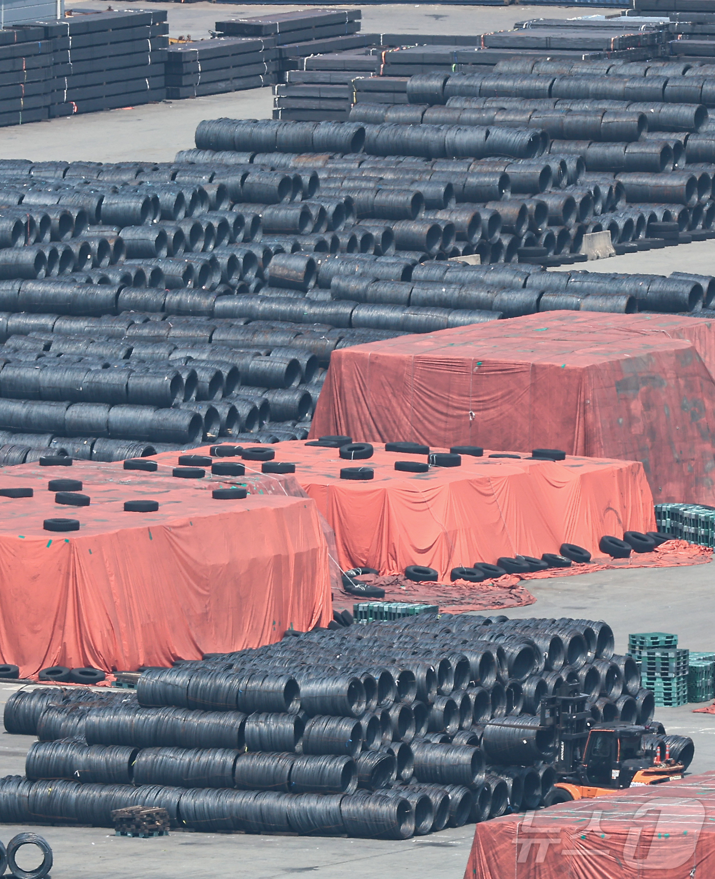 (평택=뉴스1) 김도우 기자 = 한국 철강업계가 도널드 트럼프 미국 대통령의 관세 상향 조치로 추가적인 실적 타격을 받게 됐다.도널드 트럼프 미국 대통령은 외국산 철강에 대한 관세 …