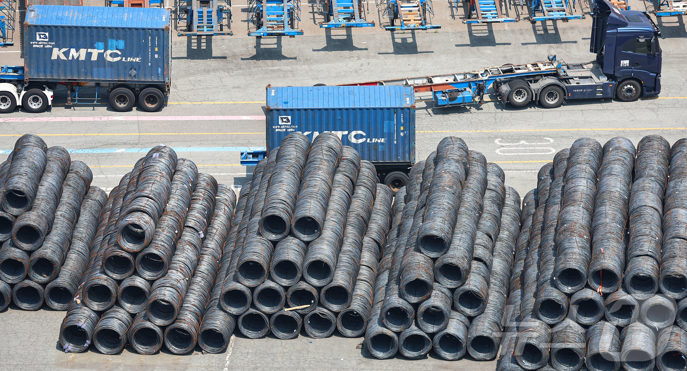 (평택=뉴스1) 김도우 기자 = 한국 철강업계가 도널드 트럼프 미국 대통령의 관세 상향 조치로 추가적인 실적 타격을 받게 됐다.도널드 트럼프 미국 대통령은 외국산 철강에 대한 관세 …