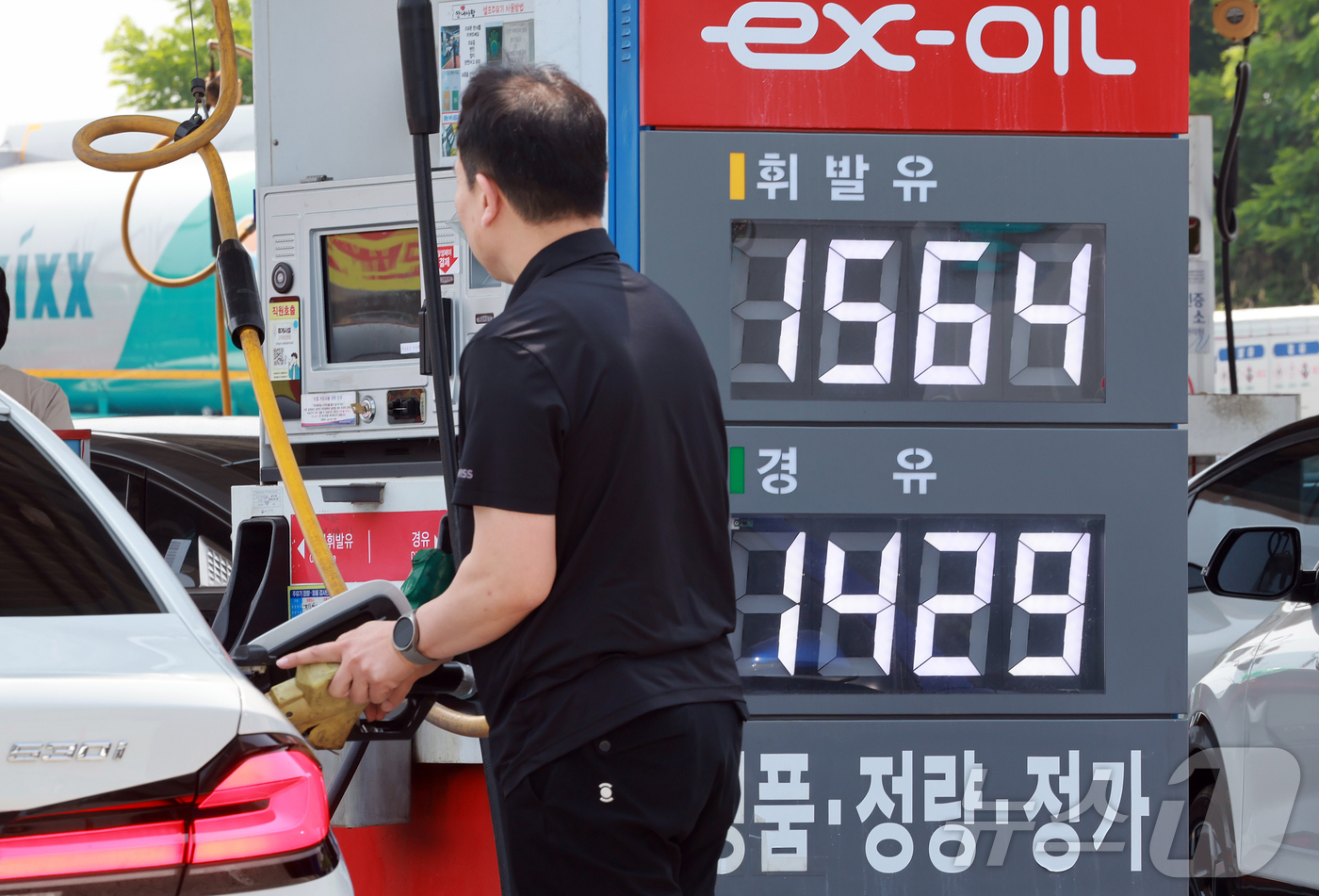 (서울=뉴스1) 김진환 기자 = 전국 주유소 기름값 평균 가격이 3주 연속 하락한 가운데 1일 서울 서초구 만남의광장 휴게소 내 주유소에 휘발유와 경유 가격이 표시되어 있다.한국석 …
