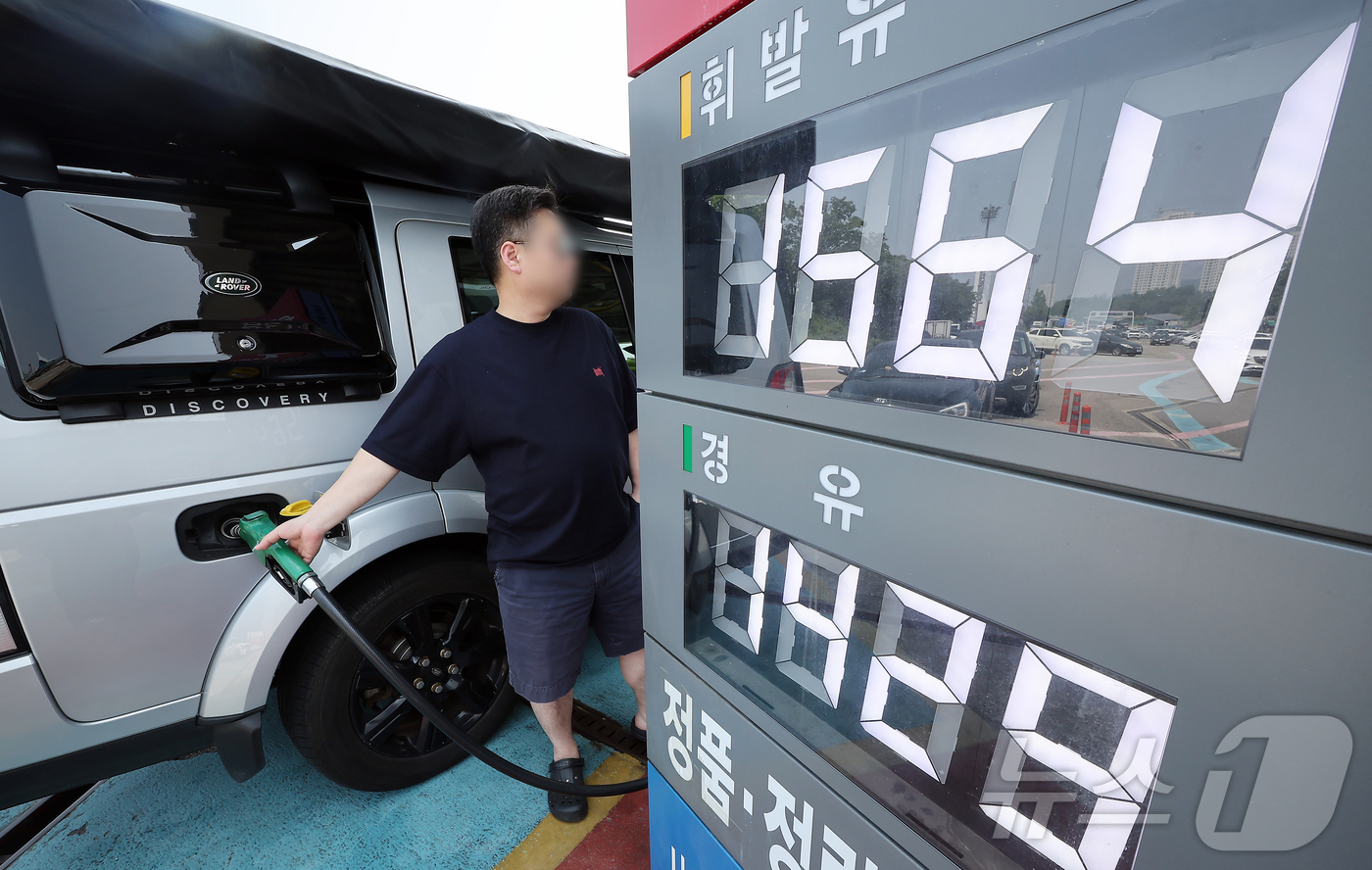 (서울=뉴스1) 김진환 기자 = 전국 주유소 기름값 평균 가격이 3주 연속 하락한 가운데 1일 서울 서초구 만남의광장 휴게소 내 주유소에 휘발유와 경유 가격이 표시되어 있다.한국석 …