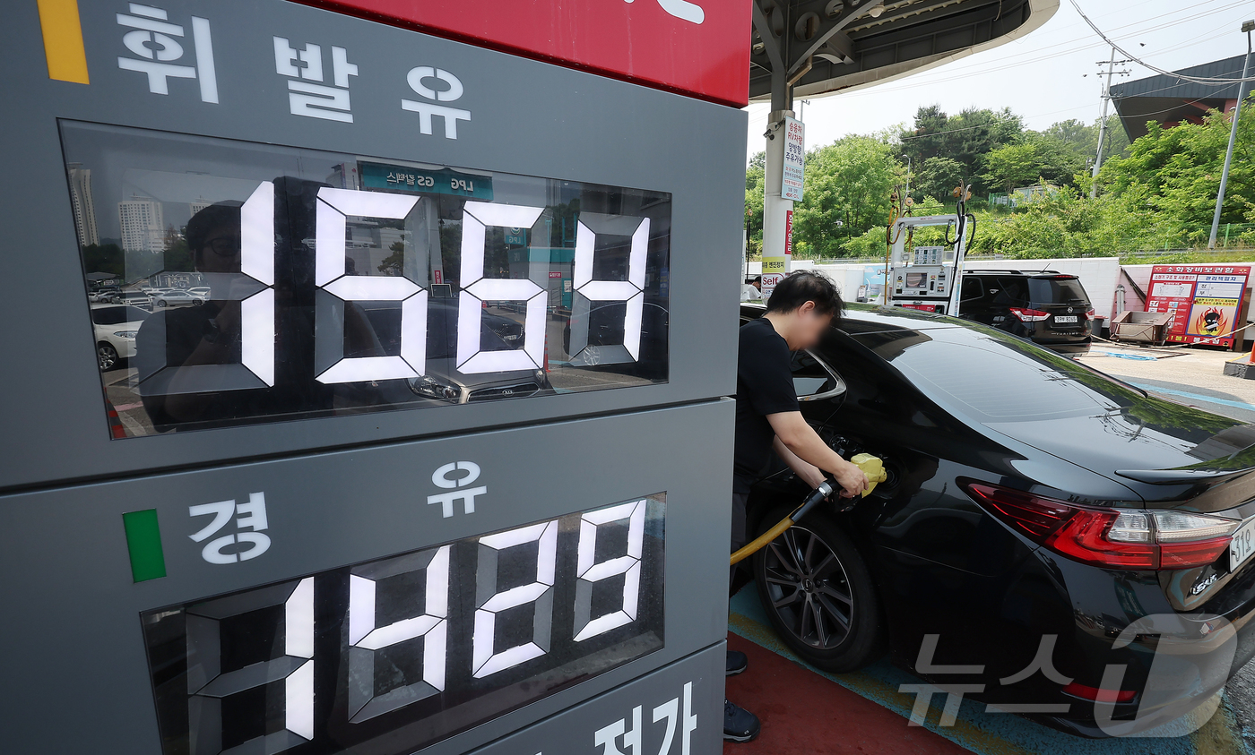 (서울=뉴스1) 김진환 기자 = 전국 주유소 기름값 평균 가격이 3주 연속 하락한 가운데 1일 서울 서초구 만남의광장 휴게소 내 주유소에 휘발유와 경유 가격이 표시되어 있다.한국석 …