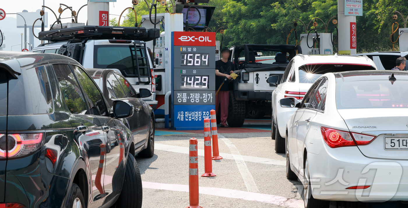 (서울=뉴스1) 김진환 기자 = 전국 주유소 기름값 평균 가격이 3주 연속 하락한 가운데 1일 서울 서초구 만남의광장 휴게소 내 주유소에 휘발유와 경유 가격이 표시되어 있다.한국석 …