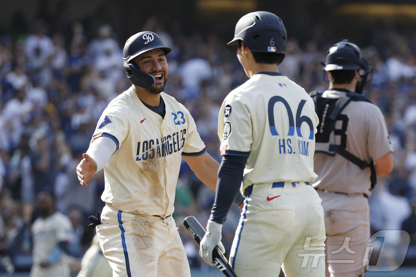 (AFP=뉴스1) = LA다저스 김혜성이 1일(한국시간) 미국 캘리포니아주 로스앤젤레스의 다저 스타디움에서 열린 2025 메이저리그 뉴욕 양키스와의 홈 경기 2회말 2점 홈런을 날 …